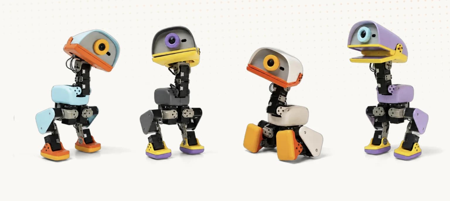 Робот Microduck от Pollen Robotics в четырёх вариантах расцветки корпуса — Cream, Graphite, Lavender и Sky, вид сбоку на белом фоне