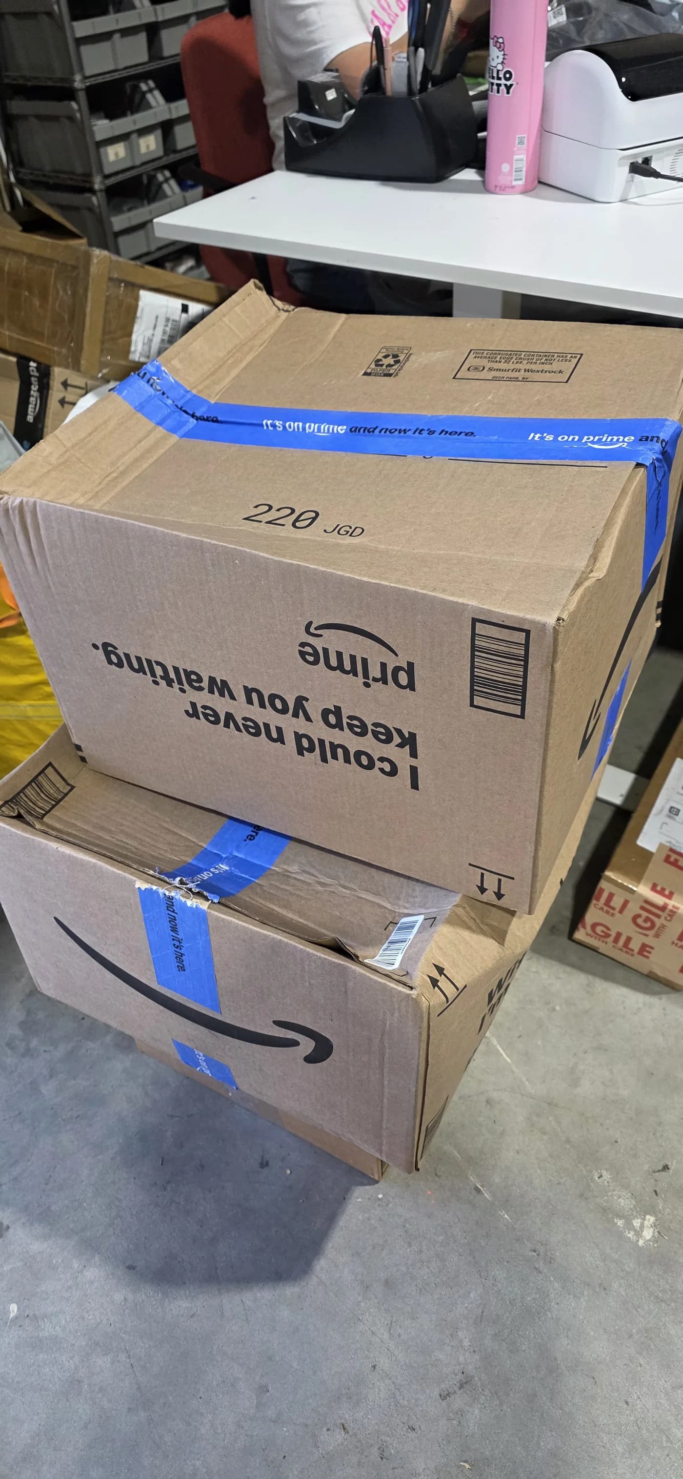 Посылка Amazon на складе Shopomule в Делавэре перед отправкой в Россию