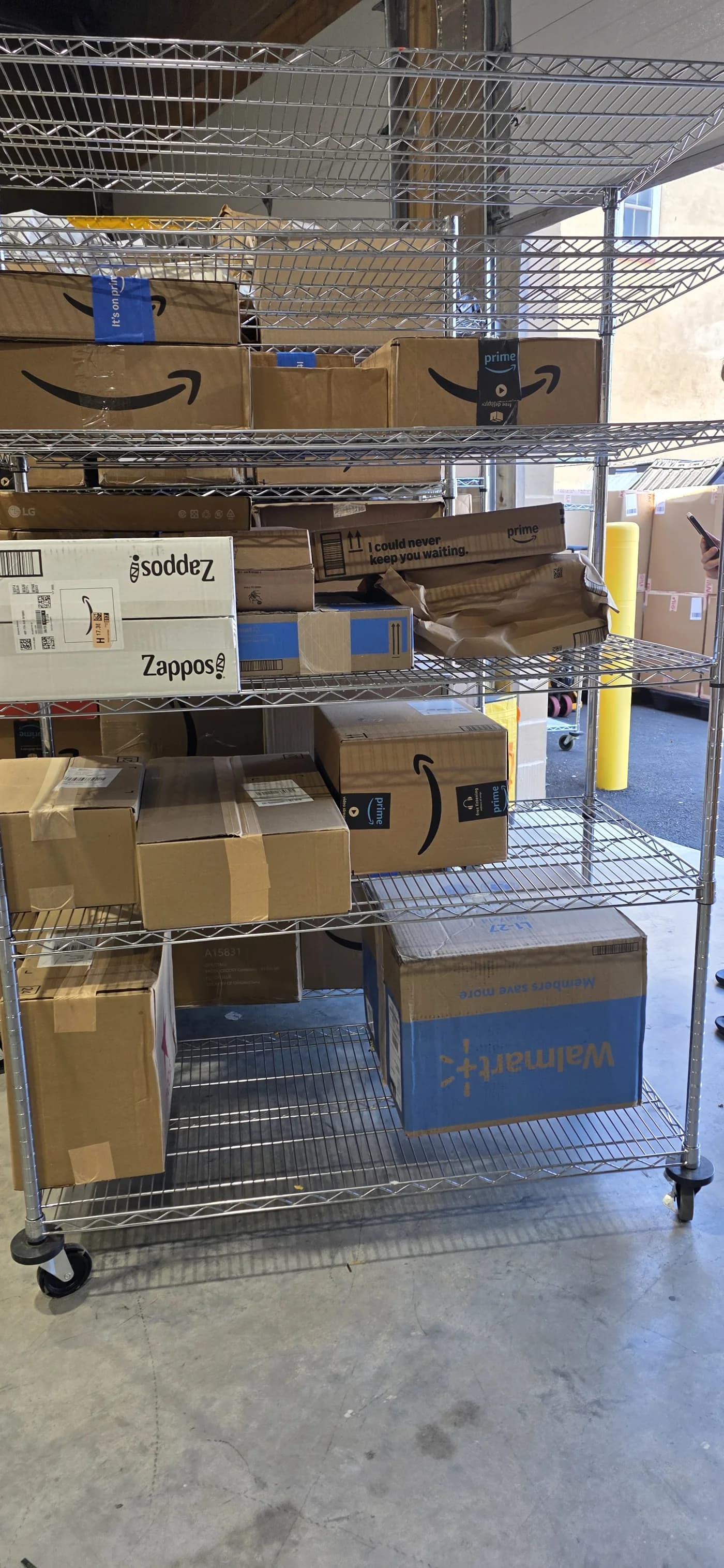 Стеллажи склада Shopomule в Делавэре с коробками Amazon и Zappos